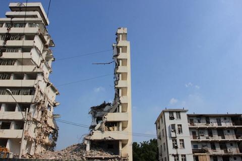 月15日讯 在湖北武汉市青山区和平大道上,一栋十多层的楼房正在被拆除
